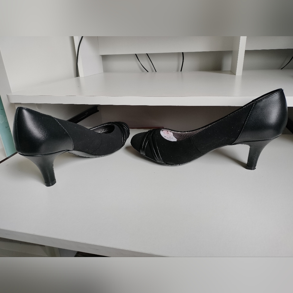 Black heels pump